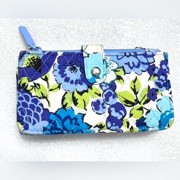 Vera Bradley wallet. - Picture 1 of 6